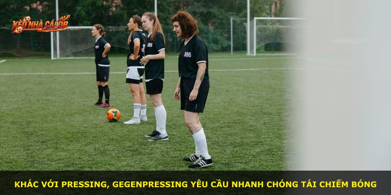 Khác với pressing, Gegenpressing yêu cầu nhanh chóng tái chiếm bóng